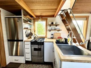 Impressive Tiny House with Fireplace in Waldport, Oregon - 8