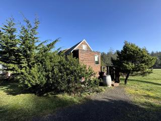 Impressive Tiny House with Fireplace in Waldport, Oregon - 6