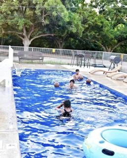 Cibolo Family Getaway: Waterfront Tented Cabin for a Glamping Holiday - 4