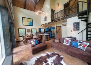 Escape to Elegance: Waterfront Cabin in a Texas Forest – Ideal Glamping Getaway - 9