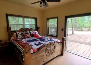 Escape to Elegance: Waterfront Cabin in a Texas Forest – Ideal Glamping Getaway - 4