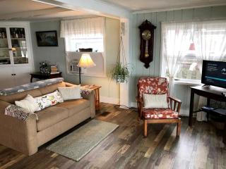 Charming Pet-Friendly Cottage Seconds from Lake near Rochester, New York - 9