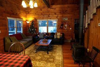 Haverhill Hideout: Secluded Log Cabin with Hot Tub for Family Relaxation - 9