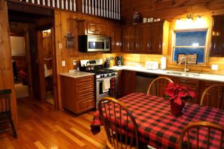 Haverhill Hideout: Secluded Log Cabin with Hot Tub for Family Relaxation - 8