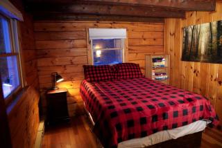 Haverhill Hideout: Secluded Log Cabin with Hot Tub for Family Relaxation - 7