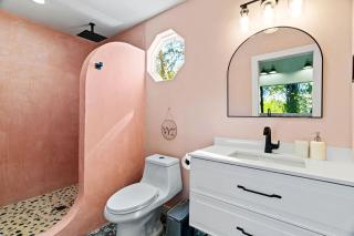 Outstanding Luxurious Dome with Mini Golf, Outdoor Bath, Sauna and Lake Views in Elgin, Texas - 4