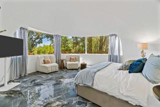 Outstanding Luxurious Dome with Mini Golf, Outdoor Bath, Sauna and Lake Views in Elgin, Texas - 2