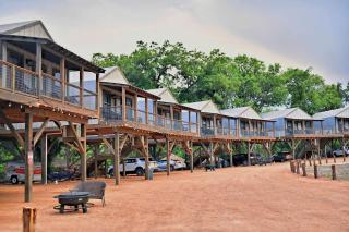 Creekfront Serenity: Family Glamping in a Waterfront Cabin Oasis, Cibolo, TX - 6
