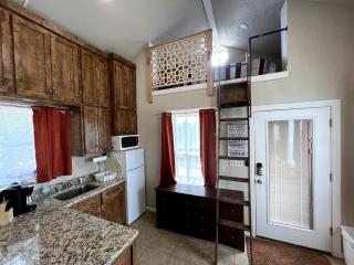 Cozy Cabin for Glamping Stay on Lake Godstone, Texas - 7