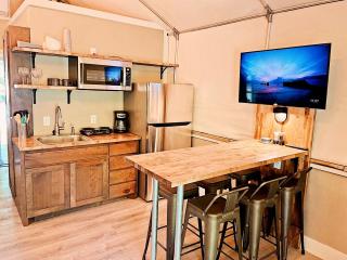 Aquatic Glamping Vacation in Texas: Luxurious Tented Cabin by the Cibolo Creek near San Antonio - 8
