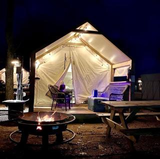 Wonderful Glamping Adventure for Friends and Family: Luxurious Safari Tent on the Cibolo Creek in Marion, Texas - 4