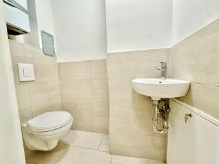 Modern 2 Bedroom Apartment with Free Parking - 7