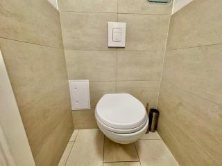 Modern 2 Bedroom Apartment with Free Parking - 6