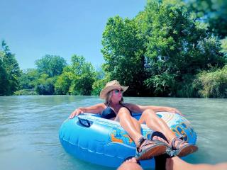 Fantastic Glamping Retreat in Texas: Comfortable and Fully-Equipped Safari Tent by the San Marcos River near Kingsbury - 3