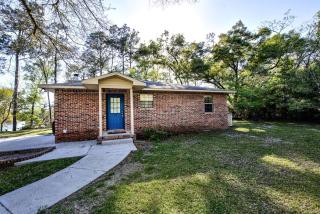 Cabin Getaway: Pet-Friendly Oasis on the Ochlockonee River Bend, Ideal for Fishing and Swimming - 0