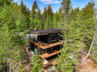 Stunning Designer Rental with Breathtaking Views for a Memorable Escape in Nature by Lake Pend Orielle in Idaho - 1