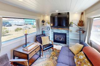 Incredible Tiny House with Fireplace in Waldport, Oregon - 4