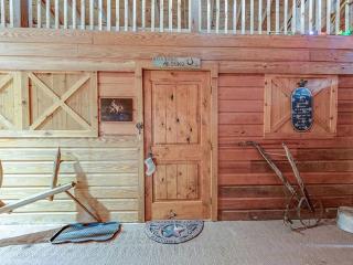 Impressive Wooden Cabin in Round Top, Texas - 3