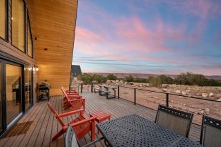 Gorgeous A-frame Settled in the Middle of the Desert inTorrey, Utah - 1