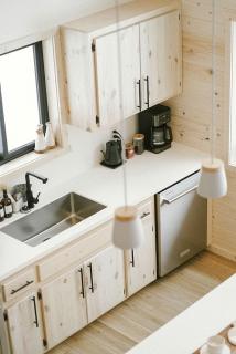 Riverside Retreat: Unwind in a Cabin with Private Steam Sauna on the Pine River - 9