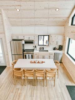 Riverside Retreat: Unwind in a Cabin with Private Steam Sauna on the Pine River - 4