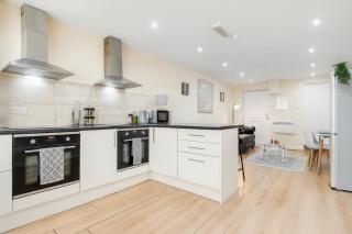 HUGE 5BED - ALL Ensuite - Long Stays Welcome - 1