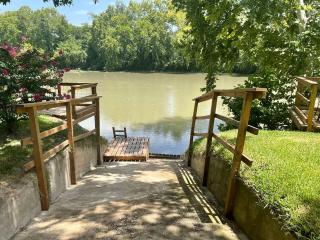 Riverside Cozy Haven: Pet-Friendly Cabin on the Colorado River, Bastrop, Texas - 5