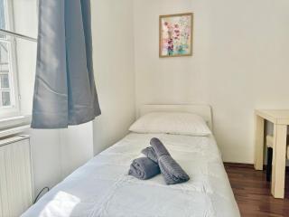 Central Long-Term Apartment near First District - 5