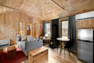 Cozy Chic Cottage with Covered Porch in Vermont - 9