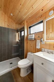 Cozy Chic Cottage with Covered Porch in Vermont - 7