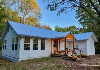 Charming Farmhouse Cottage Perfect for Family-Friendly Getaways in Signal Mountain, Chattanooga - 0
