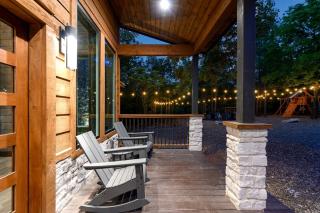 Escape to Elegance: Hochatown's Premier Luxury Cabin for Big Groups and Families - 4