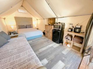 Enchanting Safari Tent by the San Marcos River - Perfect for Glamping Vacations near Kingsbury, Texas - 9