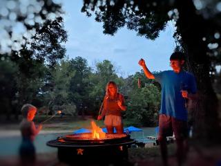 Enchanting Safari Tent by the San Marcos River - Perfect for Glamping Vacations near Kingsbury, Texas - 6