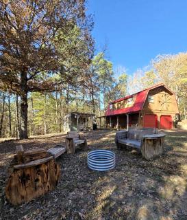 Charming Barn Retreat Surrounded by Nature Near Lake O the Pines in Texas - 0