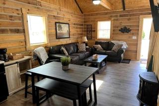 Remarkable Cabin with Fire Pit and Jacuzzi in Indiana - 9