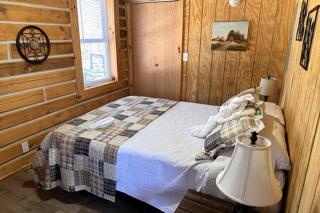 Remarkable Cabin with Fire Pit and Jacuzzi in Indiana - 7