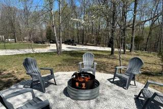 Remarkable Cabin with Fire Pit and Jacuzzi in Indiana - 5