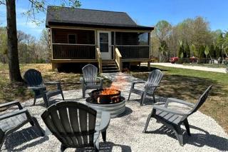 Remarkable Cabin with Fire Pit and Jacuzzi in Indiana - 4