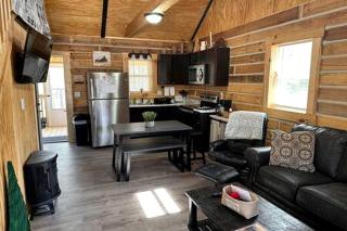 Remarkable Cabin with Fire Pit and Jacuzzi in Indiana - 2