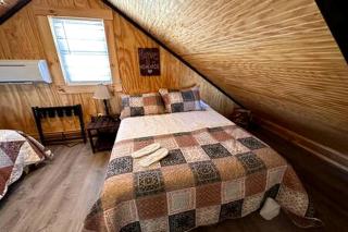 Remarkable Cabin with Fire Pit and Jacuzzi in Indiana - 1