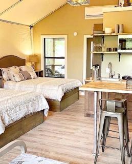 Cibolo's Family Oasis: Waterfront Tented Cabin Fully Loaded for Your Perfect Getaway - 5