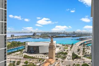 Downtown Miami Condo w Den in 501 First - 6