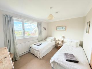 Steyne Cottages, with wonderful Solent views - 6