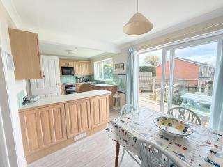 Steyne Cottages, with wonderful Solent views - 4