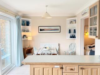 Steyne Cottages, with wonderful Solent views - 3