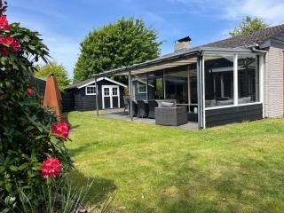 Bungalow near beach with large private garden - not for companies - Ouddorp - 0