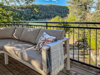 Lake House Catus - 1