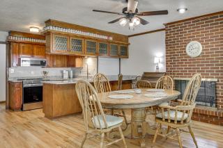 Fenced Yard & Patio! Shawnee Getaway 2 Mi to Dtwn - 8