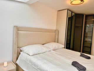 Luxury Apartment with Balcony & Free Parking - 4